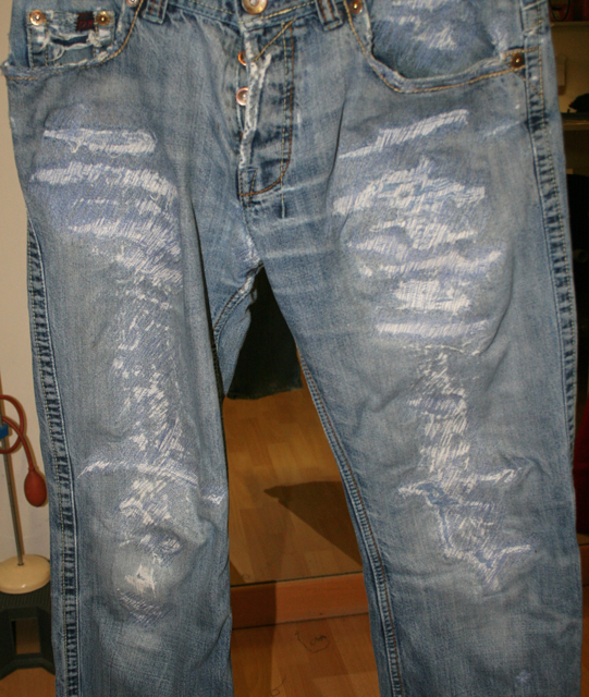 Poppige Variante einer reparierten Jeans